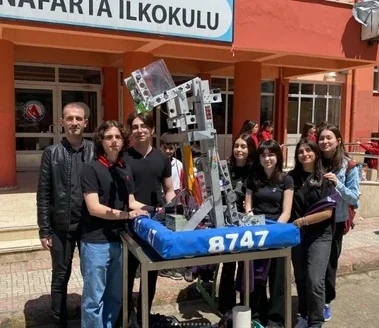 İlkokul ziyaretinde robot tanıtımı yapan takım